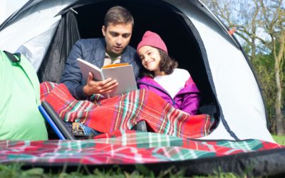 Camper en bivouac avec son enfant : peut-il utiliser un couteau de poche ?