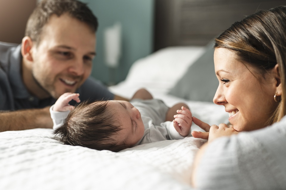 Comment mieux dormir quand on est jeunes parents ?